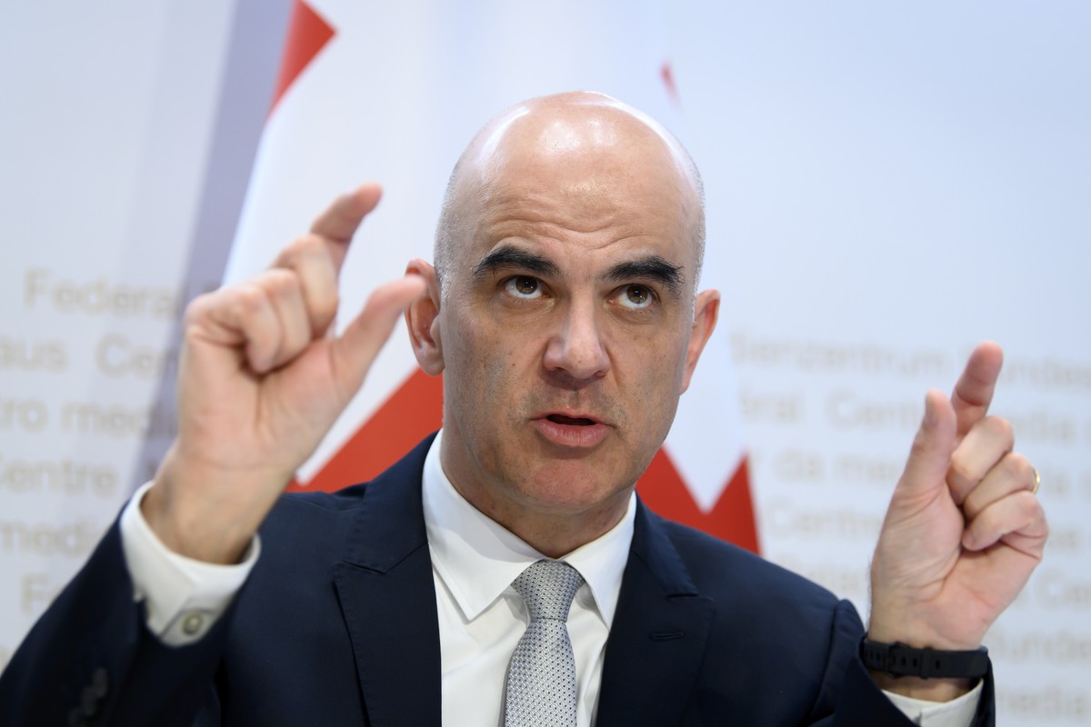 Bundesrat Alain Berset spricht waehrend einer Medienkonferenz des Bundesrates zur aktuellen Lage im Zusammenhang mit dem Coronavirus, am Freitag, 11. Dezember 2020, im Medienzentrum Bundeshaus in Bern ...