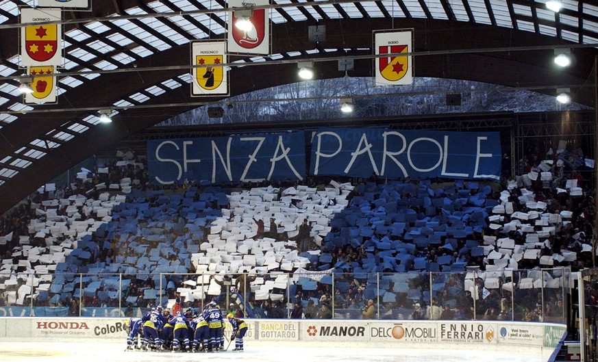 Blick auf die Fans in der Curva Sud in Ambris Eishalle Valascia vor dem Tessiner NLA Eishockey Derby zwischen Ambri-Piotta und Luganpo, am Sonntag, 16.Dezember 2001. (KEYSTONE/Karl Mathis)