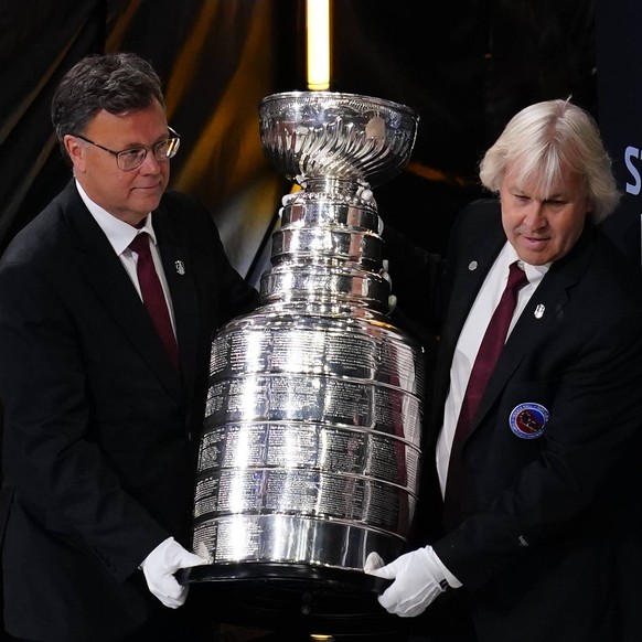 NHL, Eishockey Herren, USA Stanley Cup Final-Florida Panthers at Vegas Golden Knights Jun 13, 2023 Las Vegas, Nevada, USA The Stanley Cup is brought out to the ice after game five of the 2023 Stanley  ...
