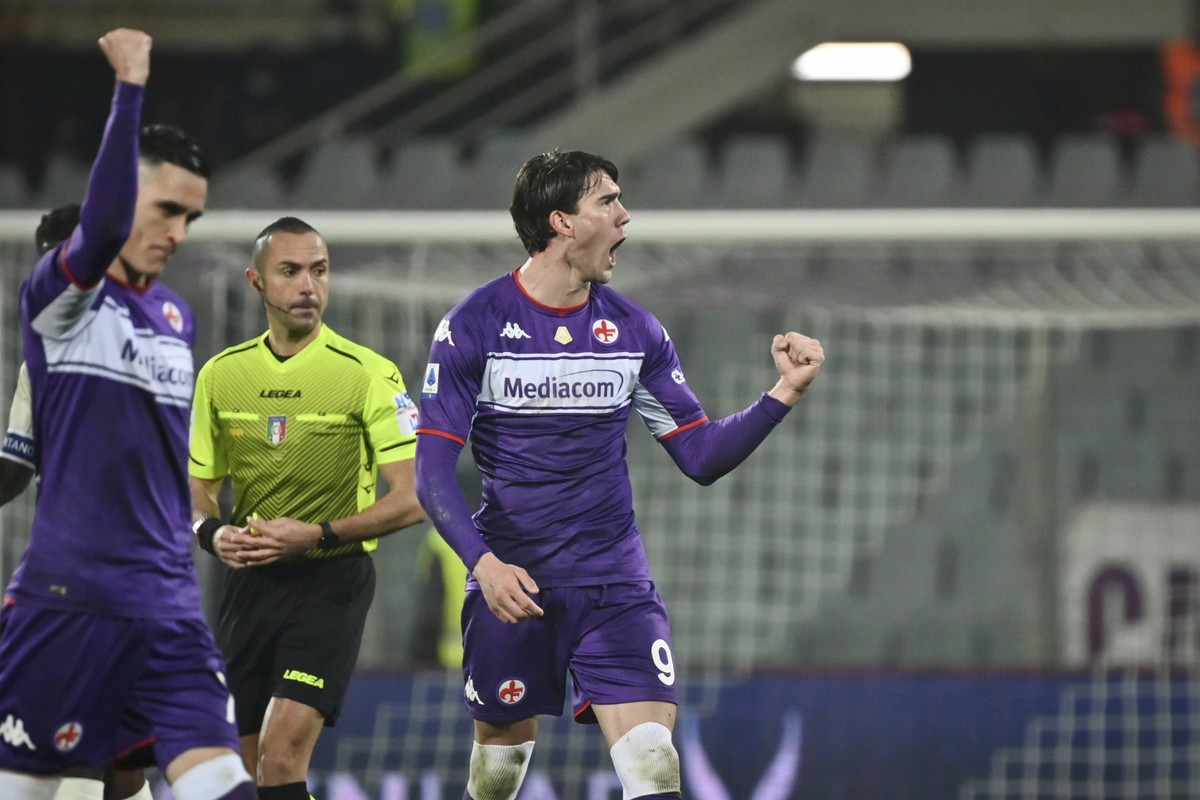 Fiorentina's Dusan Vlahovic, right, celebrates after scoring his side's third goal, during the Italian Serie A soccer match between Fiorentina and Milan, at the Artemio Franchi stadium in Fl ...