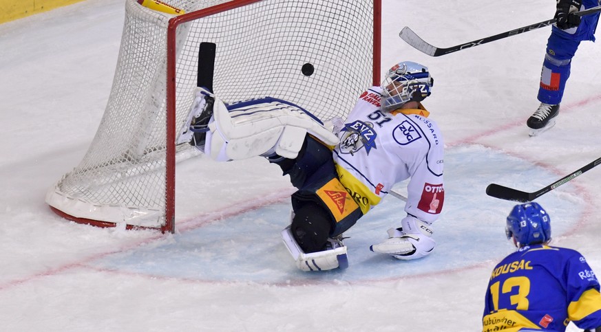 Der Davoser Robert Kousal (CZ) bei seinem 1:1 Ausgleichstreffer gegen den Zuger Torhueter Tobias Stephan, waehrend dem Eishockey-Qualifikationsspiel der National League A zwischen dem HC Davos und EV  ...