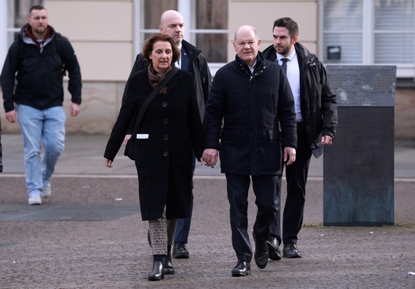 epa11917809 German Chancellor Olaf Scholz (2-R) and his wife Britta Ernst (2-L) arrive to cast their votes for the general election, at a polling station in Potsdam, Germany, 23 February 2025. About 6 ...