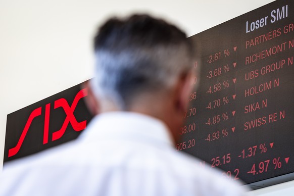 Ein Mann betrachtet aktuelle Boersenkurse die an einer LED-Wand im Eingangsbereich der Neuen Boerse Zuerich-West des SIX-Hauptsitzes an der Pfingstweidstrasse angezeigt werden aufgenommen am Montag, 7 ...