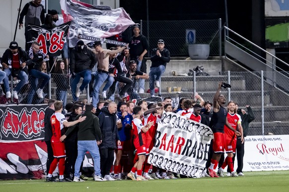 Les joueurs argoviens fetent la victoire avec les supporters lors de la rencontre de football de Challenge League entre Etoile Carouge et FC Aarau le vendredi 16 mai 2025 au stade de la Fontenette a C ...