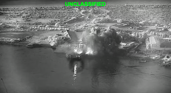 Explosion in der iranischen Marinebasis Bandar Abbas: Das US-Militär hat die Aufnahme eines Drohnenangriffs veröffentlicht.