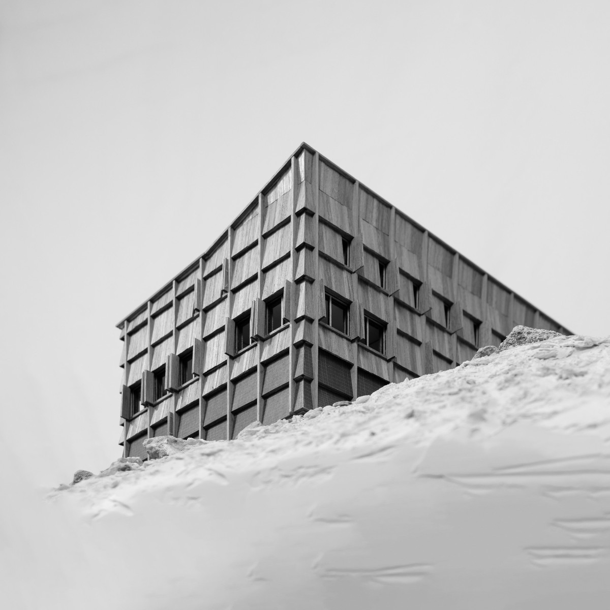 Im Inneren der neuen Hütte werden die Bereiche für Gäste und das Personal klar getrennt.