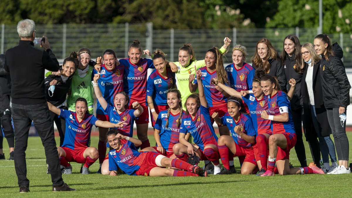 Die Spielerinnen des FC Basel 1893 posieren nach dem Fussball Meisterschaftsspiel der Women's Super League zwischen dem FC Basel 1893 und dem FC Lugano Femminile im Leichtathletik Stadion in Base ...