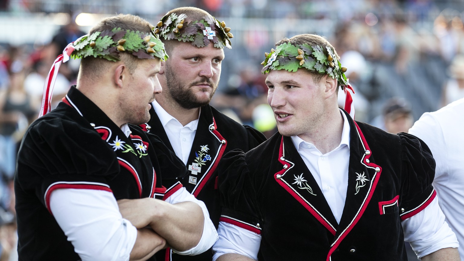 Christian Schuler, Sven Schurtenberger und Joel Wicki, von links, an der Schlussfeier am Eidgenoessischen Schwing- und Aelplerfest (ESAF) in Zug, am Sonntag, 25. August 2019. (KEYSTONE/Alexandra Wey)