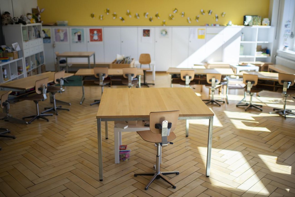 Blick in ein leeres Zimmer in einem Primarschulhaus, am Freitag, 13. Maerz 2020, in St. Gallen. Der Bundesrat schliesst wegen Corona-Pandemie bis 4. April alle Schulen. (KEYSTONE/Gian Ehrenzeller)