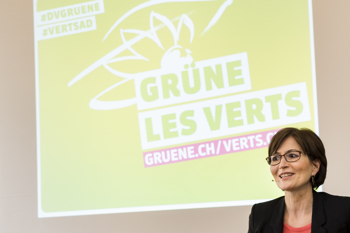 Regula Rytz, presidente des Verts suisses parle lors de l'Assemblee des delegues des Verts suisse ce samedi 6 avril 2019 a Sierre. (KEYSTONE/Jean-Christophe Bott)