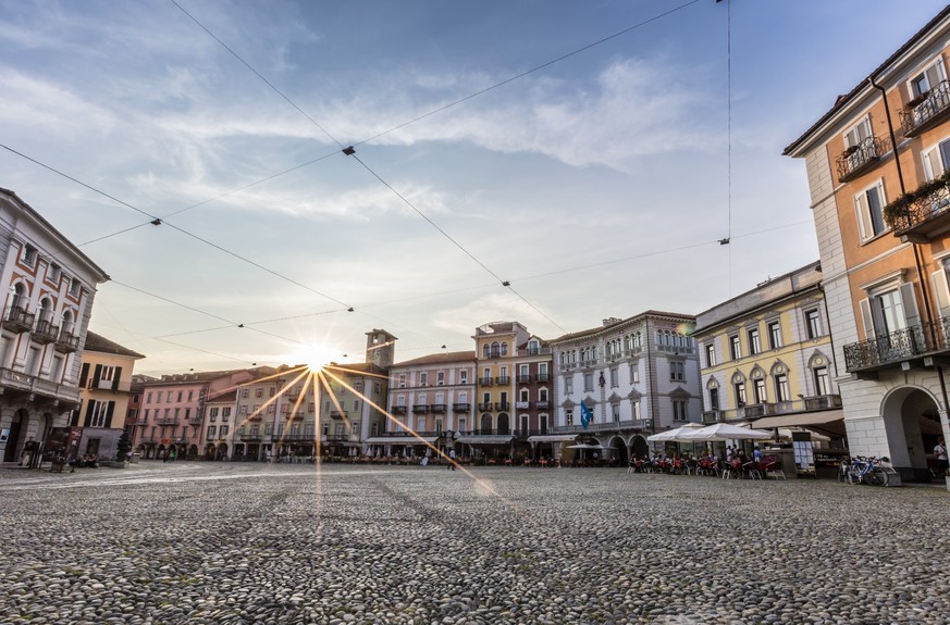 Nach Ausﬂügen im ganzen Kanton klingt der Tag auf der Piazza Grande in Locarno stimmungsvoll aus.