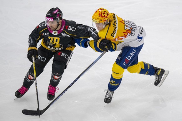 Ajoie's Matteo Romaninghi, left, against Davos' PostFinance top scorer Chris Egli, right, in a National League ice hockey qualifying match between HC Ajoie and HC Davos in Raiffei...