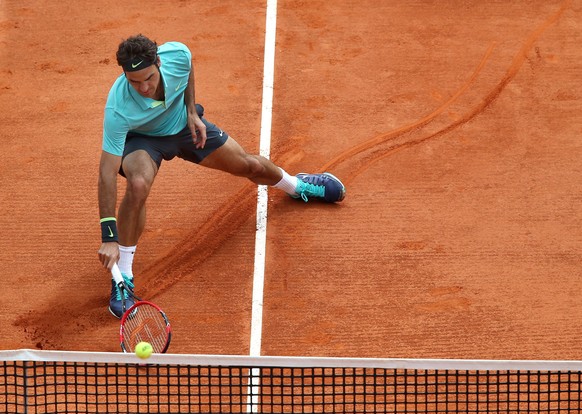epa04706911 Roger Federer of Switzerland returns the ball to Gael Monfils of France during their third round match at the Monte-Carlo Rolex Masters tennis tournament in Roquebrune Cap Martin, France, 16 April 2015.  EPA/SEBASTIEN NOGIER