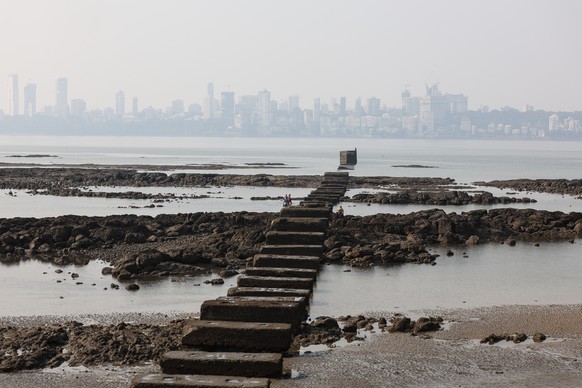 epa12566763 A view of high-rise buildings engulfed in smog along the Arabian Sea coastline in Mumbai, India, 03 December 2025. The city is experiencing severe air pollution due to ongoing construction ...