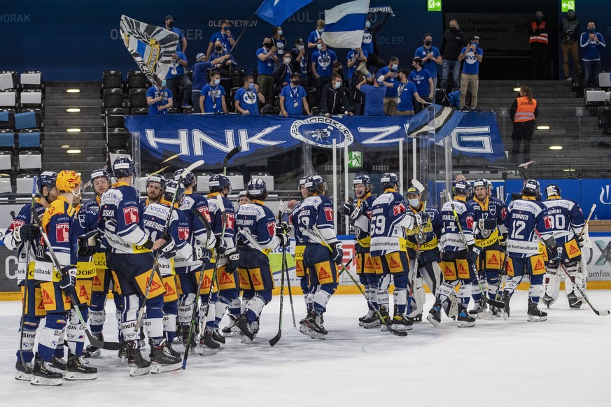 Die Zuger feiern den Sieg nach dem Spiel 1 des Playoff 1/2 Finalspiel der Eishockey Meisterschaftsspiel der National League zwischen dem EV Zug und den SC Rapperswil Jona Lakers vom Sonntag, 25. April ...