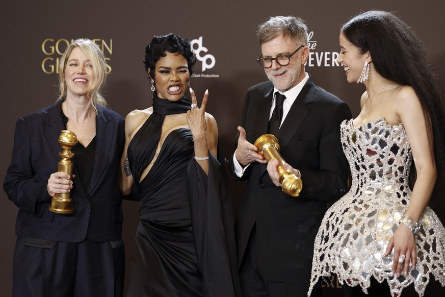 epa12644018 (L-R) US film producer Sara Murphy, US singer and actor Teyana Taylor, US filmmaker Paul Thomas Anderson, and US actor Chase Infiniti pose in the press room with the award for best motion  ...