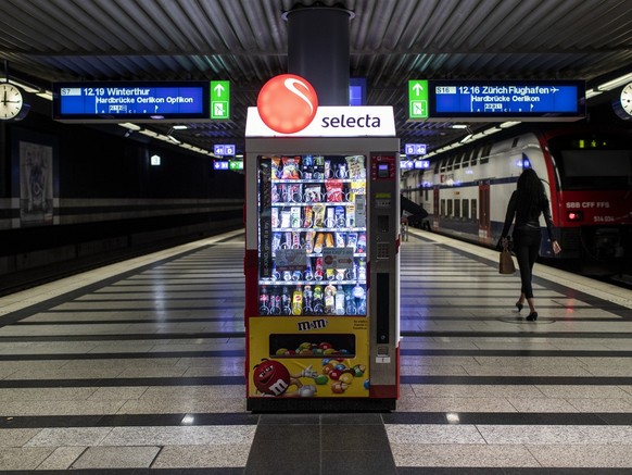 Ein Selecta-Automat im Hauptbahnhof Zuerich verkauft Schutzmasken und Desinfektionsmittel, aufgenommen am Montag, 11. Mai 2020. (KEYSTONE/Alexandra Wey)
