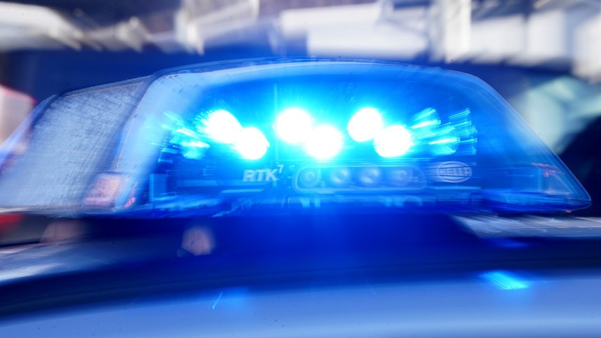 ARCHIV - 18.01.2024, Mecklenburg-Vorpommern, Schwerin: Das Blaulicht leuchtet auf einem Einsatzfahrzeug. (zu dpa: