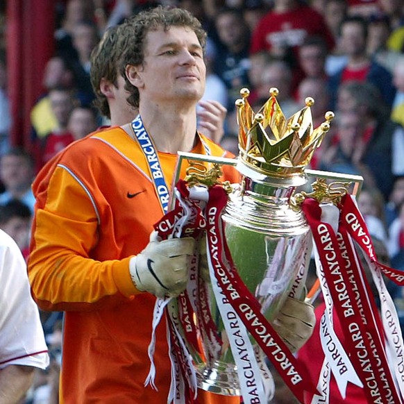 IMAGO / Geoff Martin

Torwart Jens Lehmann (Arsenal) mit dem Meisterpokal Fußball Herren English Premier League 2003/2004, 1. Englische Liga, Arsenal FC London, Meisterfeier, Vdig Einzelbild London Fr ...