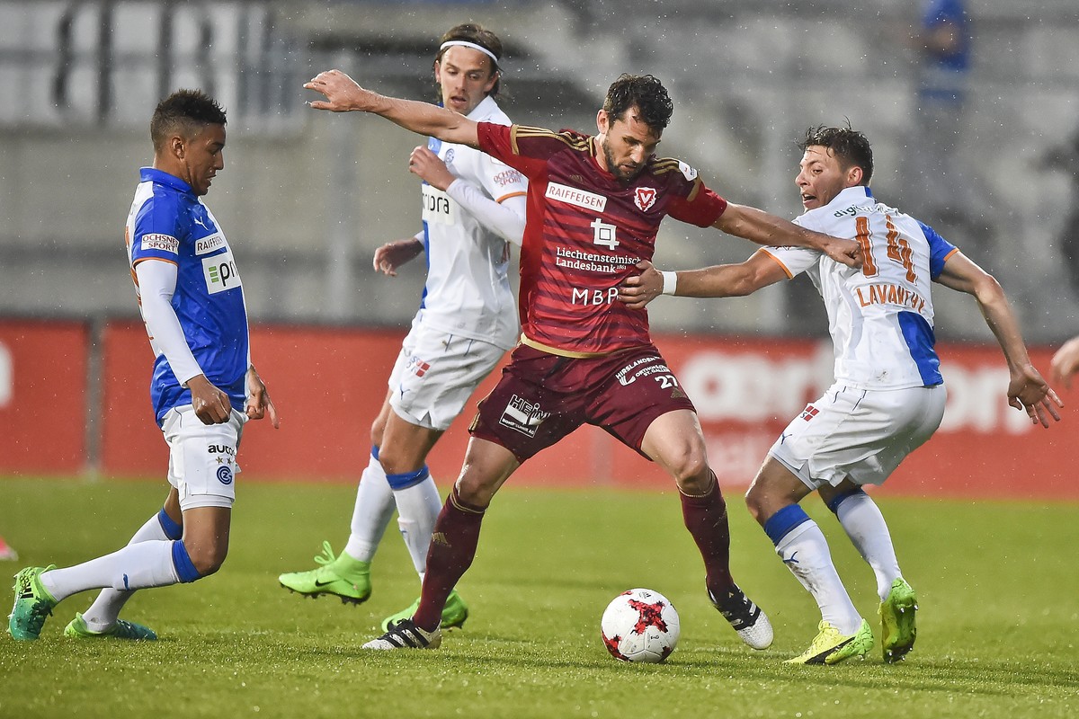 Vaduz' Philipp Muntwiler, Mitte, spielt um den Ball mit GC's Charles Pickel, links und GC's Numa Lavanchy, rechts, am Super League Fussballspiel zwischen dem FC Vaduz und dem Grasshoppe ...