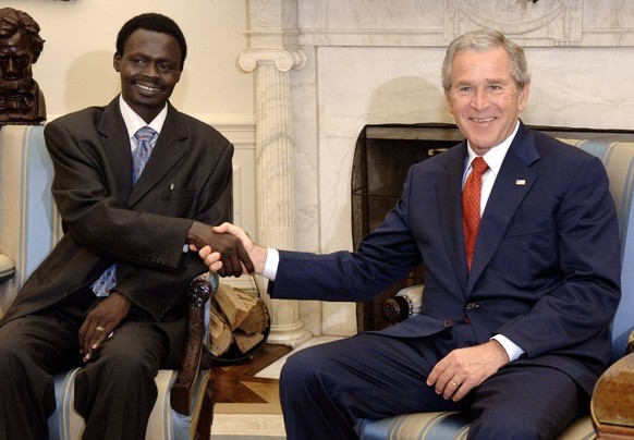 Präsident George W. Bush (re., USA) und Minni Minawi (SUD Sudan Liberation Movement Army) in Washington D.C. - (WAP20060725320)