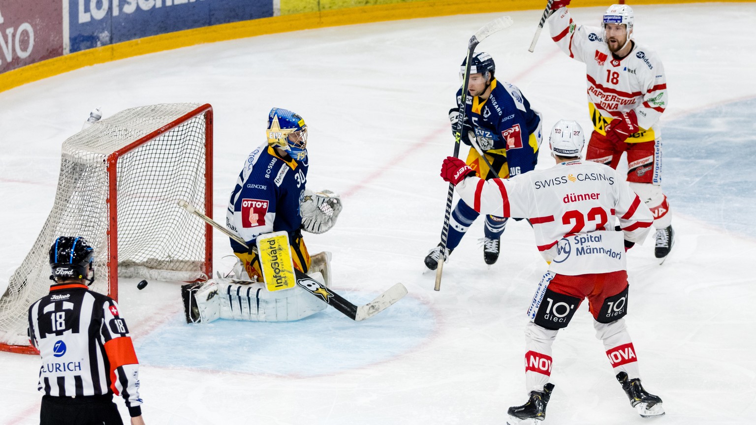 SC Rapperswil-Jona Lakers Jeremy Wick, rechts oben, und Nico Duenner, rechts unten, bejubeln das 3:0 gegen EV Zugs Torhueter Leonardo Genoni, links, und Christian Djoos, Mitte, im Eishockey Qualifikat ...