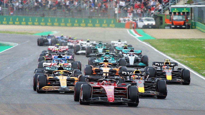 epa09904581 The start of the sprint qualifying of the Formula One Grand Prix of Emilia Romagna at the Autodromo Internazionale Enzo e Dino Ferrari race track in Imola, Italy, 23 April 2022. The Formul ...