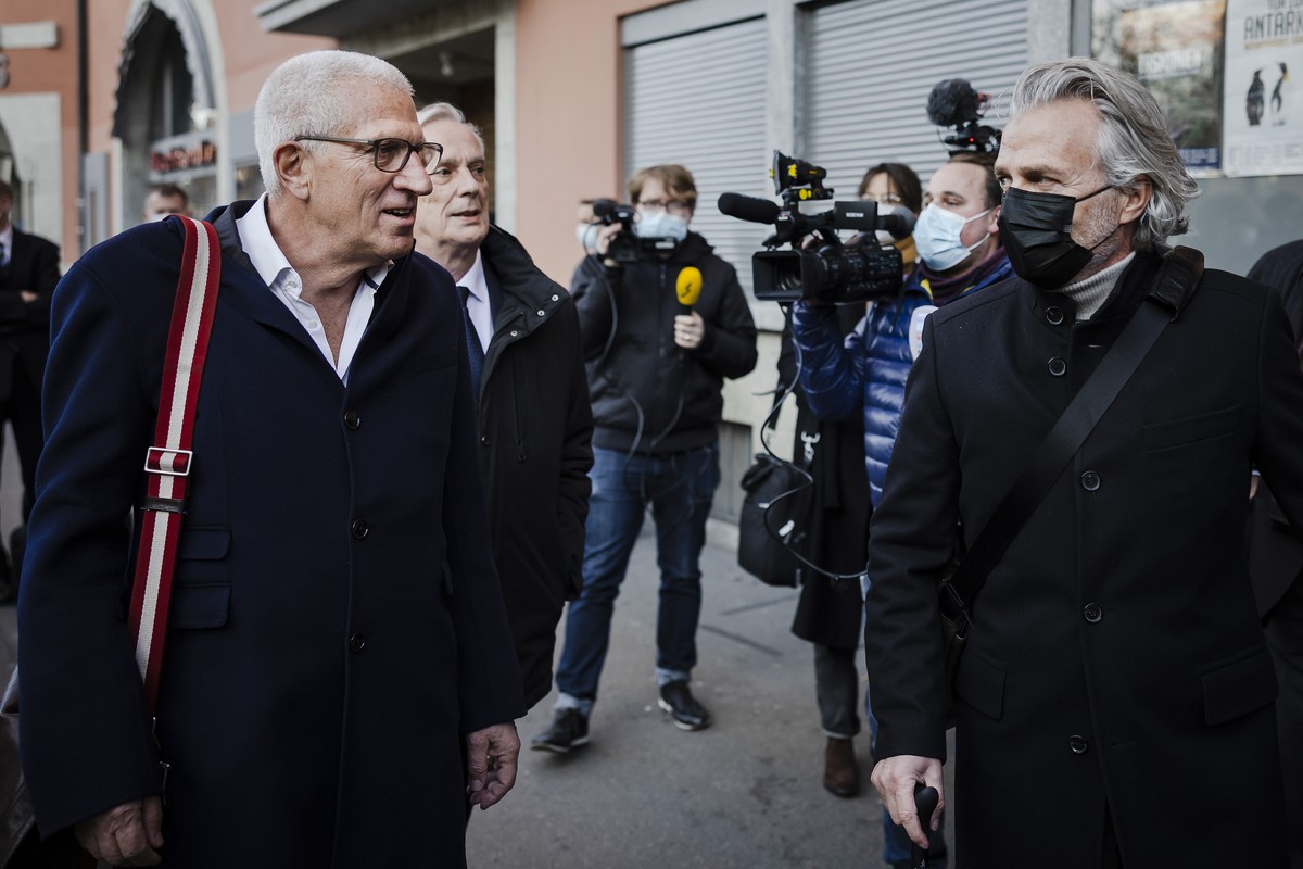 Der ehemalige Raiffeisenchef Pierin Vincenz, links, Anwalt Lorenz Erni, Mitte, und Beat Stocker, rechts, erscheinen nach einem Unterbruch zum Raiffeisen-Prozess des Zuercher Bezirksgerichts vor dem Vo ...