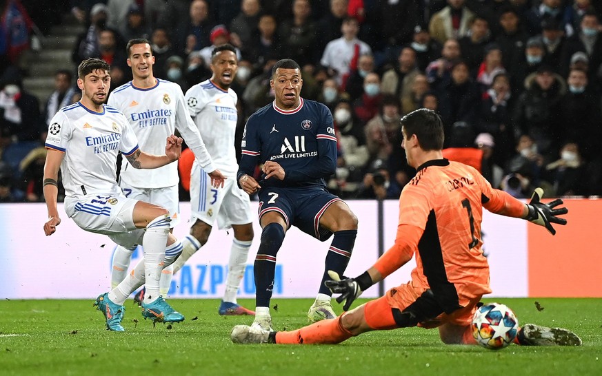 Kylian Mbappé erwischt Real-Keeper Thibaut Courtois zwischen den Hosenträgern.