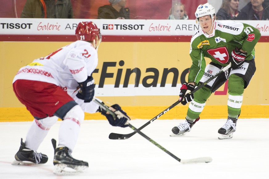 Yegor Ivanov of Belarus, left, fights for the puck with Switzerland&#039;s Gregory Sciaroni, right, during the Swiss Ice Hockey Challenge 2016 between Switzerland and Belarus, at the Tissot Arena in B ...