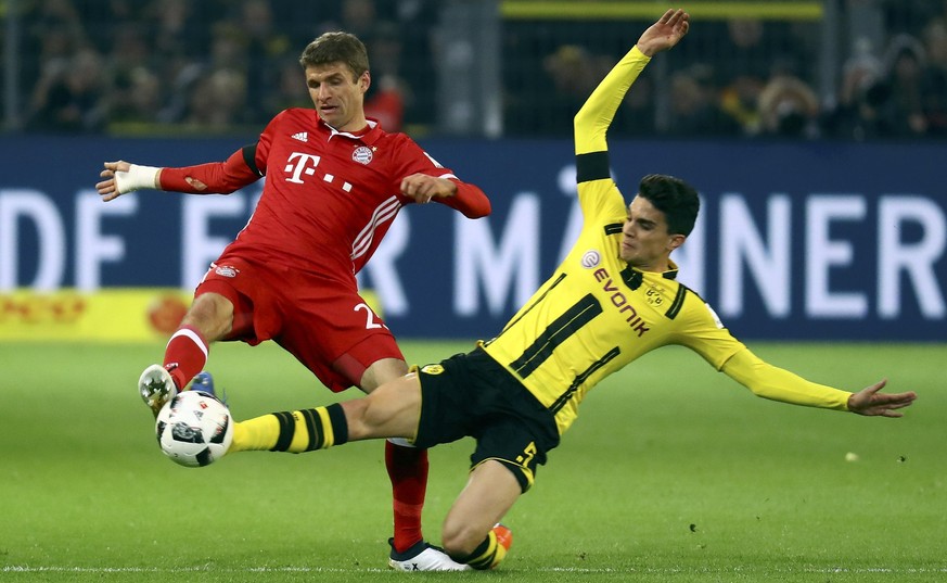 Football Soccer - Borussia Dortmund v FC Bayern Munich - German Bundesliga - Signal Iduna Park, Dortmund, Germany - 19/11/16 - Dortmund&#039;s Marc Bartra Aregall and Munich&#039;s Thomas Mueller in a ...