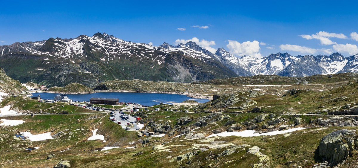 Blick auf die Grimselpasshöhe und die Walliser Alpen.
