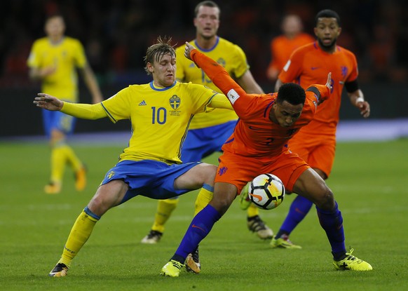 Sweden&#039;s Emil Forsberg, left, challenges for the ball with Netherland&#039;s Daryl Janmaat during a World Cup Group A soccer qualifying match between the Netherlands and Sweden at the ArenA stadi ...