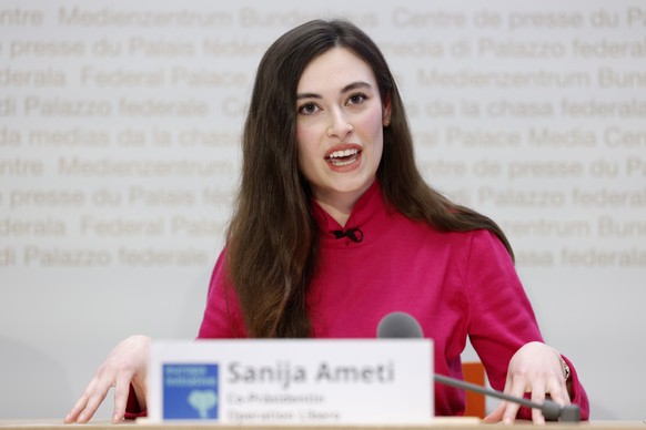 Sanija Ameti, Co-Praesidentin Operation Libero, spricht waehrend einer Medienkonferenz zur Lancierung der Europa-Initiative, am Dienstag, 2. April 2024 in Bern. (KEYSTONE/Peter Klaunzer)