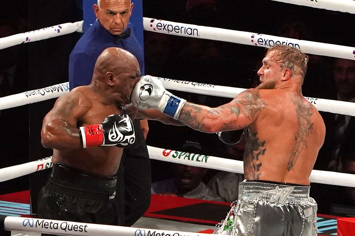 epa11723880 Jake Paul (R) of the United States in action against Mike Tyson (L) of the United States during their heavyweight bout, in Arlington, Texas, USA, 15 November 2024. EPA/DUSTIN SAFRANEK