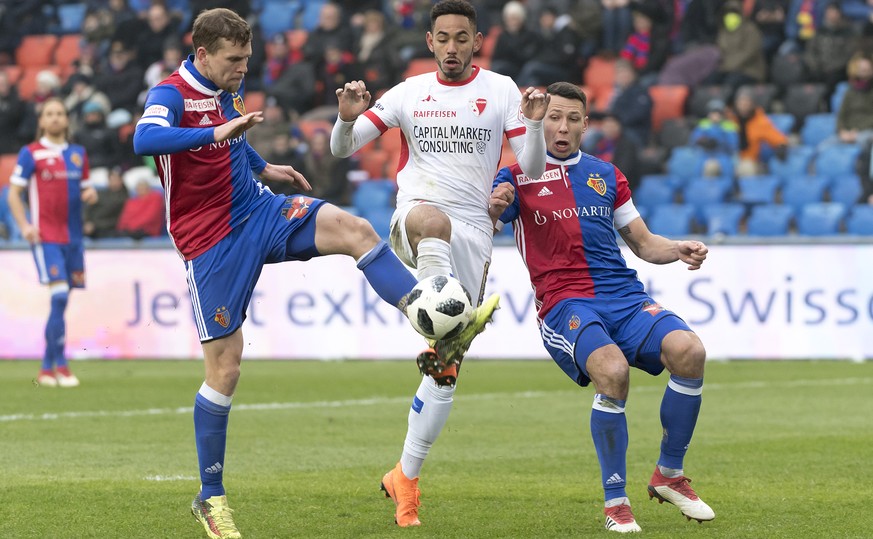 Basels Fabian Frei, Sions Matheus Cunha und Basels Marek Suchy, von links, im Fussball Meisterschaftsspiel der Super League zwischen dem FC Basel 1893 und dem FC Sion im Stadion St. Jakob-Park in Base ...