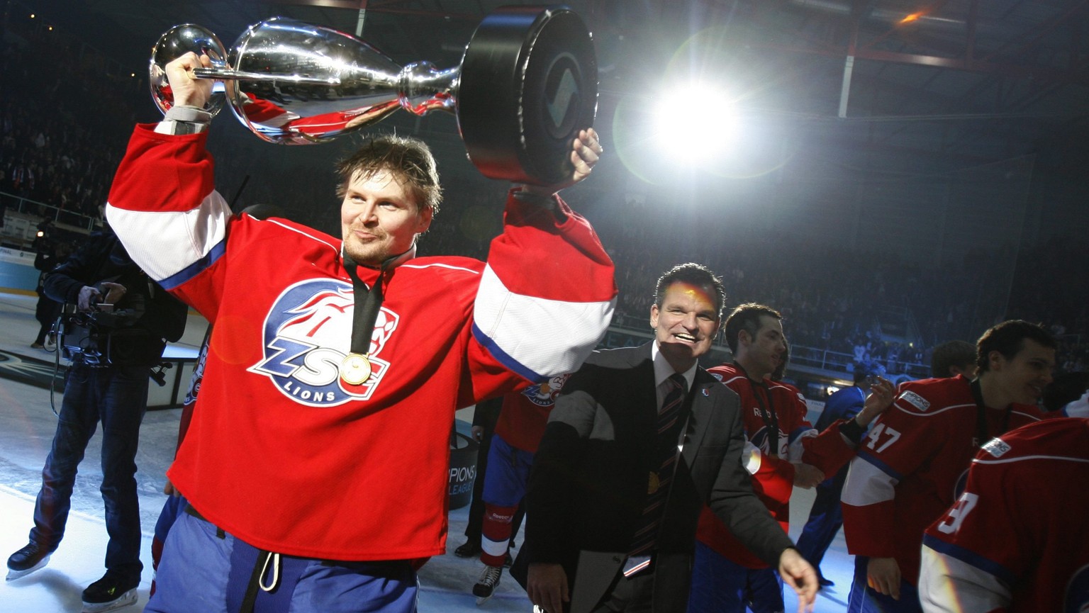 Ari Sulander of Swiss team ZSC Lions lifts the trophy after winning the Ice Hockey Champions League final match against Metallurg Magnitogorsk in Rapperswil, Switzerland, pictured on January 28, 2009. ...