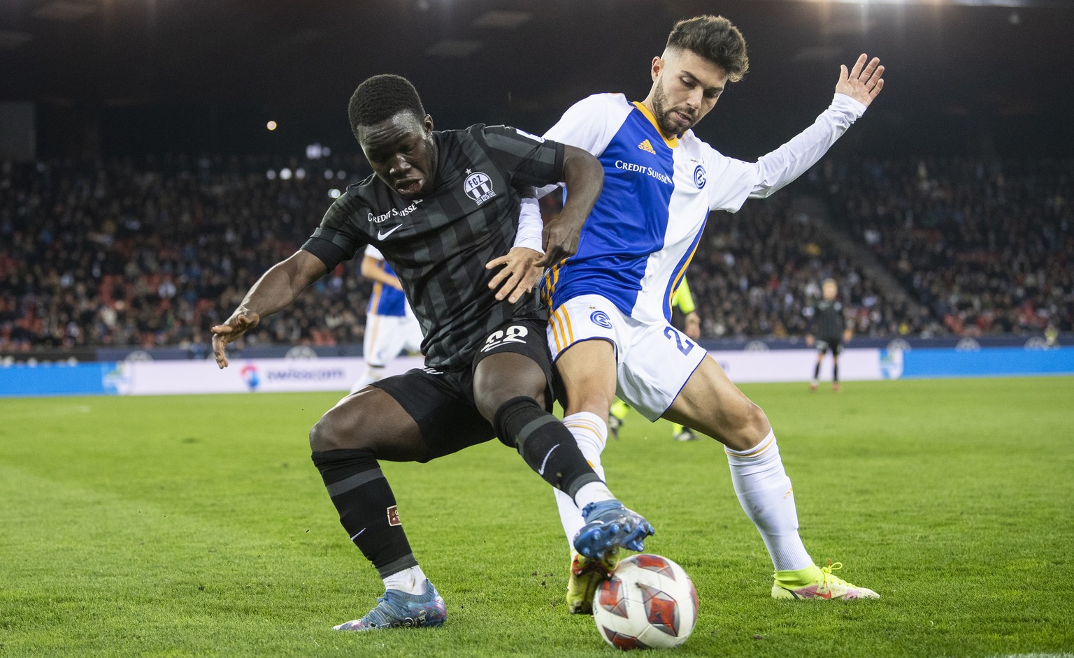 Zuerichs Wilfried Gnonto, links, spielt um den Ball mit Grasshopper Nikola Gjorgjev, rechts, im Fussball Meisterschaftsspiel der Super League zwischen dem Grasshopper Club und dem FC Zuerich im Letzig ...