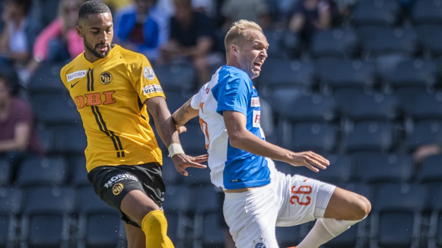 YBs Gregory Wuethrich, links, gegen Grasshoppers Raphael Holzhauser, rechts, beim Fussballspiel der Super League, Berner Young Boys gegen Grasshopper Club Zuerich, am Sonntag, 22. Juli 2018, im Stade  ...