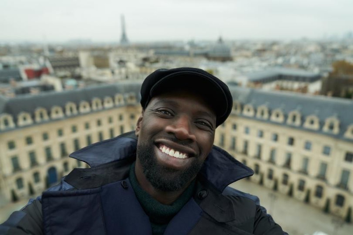 Omar Sy incarne Assane Diop, un gentleman cambrioleur fan des romans d'Arsène Lupin