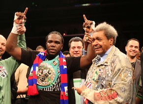 Bermane Stiverne freut sich mit seinem Promoter Don King über den WBC-Gürtel.