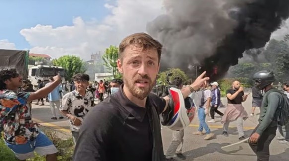 Mitten in den Protesten: Der britische Youtuber Harry.