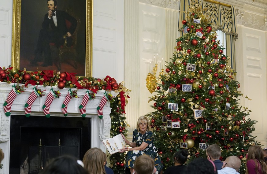 Jill Biden vor dem Weihnachtsbaum