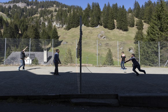 ZU DEN ABSTIMMUNGEN FUER DEN SONNTAG, 5. JUNI 2016, STELLEN WIR IHNEN FOLGENDES BILDMATERIAL ZUR VERFUEGUNG - Asylum seekers play volleyball during their free time on the premises of a temporary housi ...