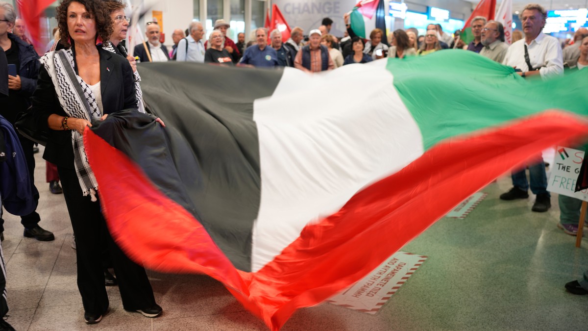 Verbleibende-Schweizer-der-Gaza-Hilfsflotte-von-Israel-nach-Jordanien-ausgeschafft