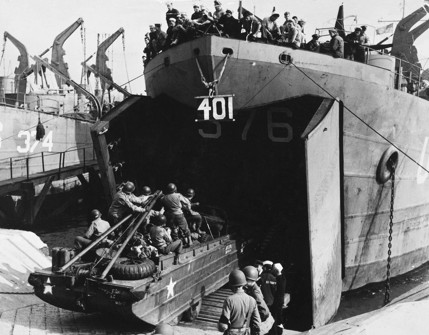 RECORD DATE NOT STATED D-Day - Embarkation for US assault troops Embarkation for US assault troops, about to set sail for the invasion of France. D-Day began on June 6th, 1944 at 6:30am and was conduc ...