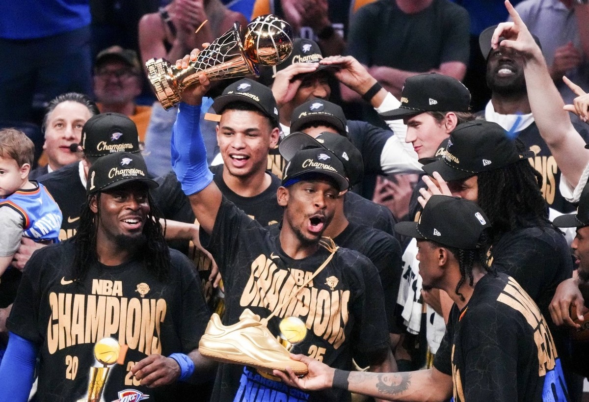 Shai Gilgeous-Alexander (avec le trophée) a remporté un premier titre en NBA avec Oklahoma City.