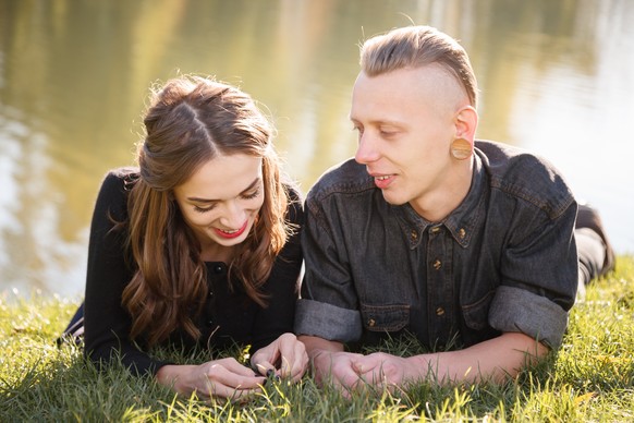 Warum dieses Bild, fragst du dich jetzt vielleicht. Nun, ich hab auf Shutterstock «in ear plugs talking» gesucht und das hier kam. Ey, es ist nicht falsch.&nbsp;