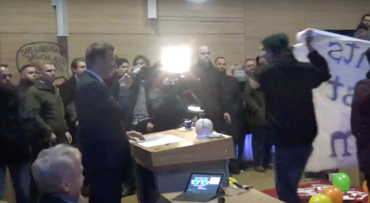 AfD-Landeschef André Poggenburg hat keine Chance, seine Rede an der Universität Magdeburg auch nur zu beginnen.