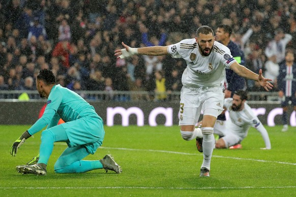 epa08027541 Real Madrid&#039;s Karim Benzema (R) celebrates after scoring the 1-0 lead during the UEFA Champions League group A soccer match between Real Madrid and Paris Saint-Germain at Santiago Ber ...